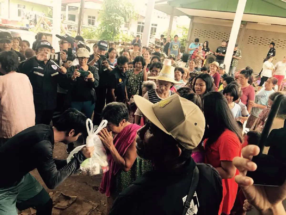 ใจพี่หล่อมาก!! "ก้อง ห้วยไร" พายเรือลงพื้นที่ให้กำลังใจ พร้อมมอบสิ่งของอุปโภคบริโภคให้กับพี่น้องผู้ประสบภัยน้ำท่วม อ.เขื่อนอุบลรัตน์ จ.ขอนแก