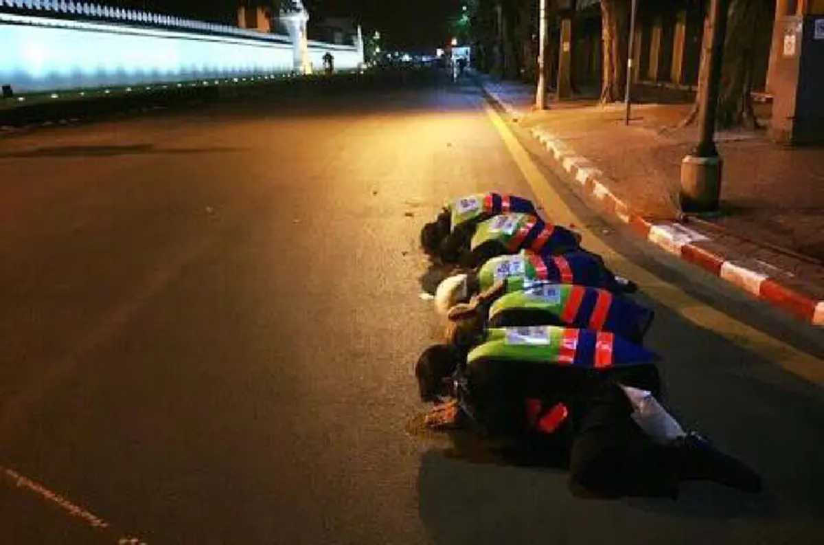 สะเทือนทุกขดไส้!! คุณหญิงนิด คุณนายน้อย! "กนก" เหลืออดภาพขึ้นรถแห่ชวนถวายอาลัย ดูเอาไว้เจ้าหน้าที่กทม. ทำสิ่งใดหน้าวังแสดงความจงรักภักดี!?!