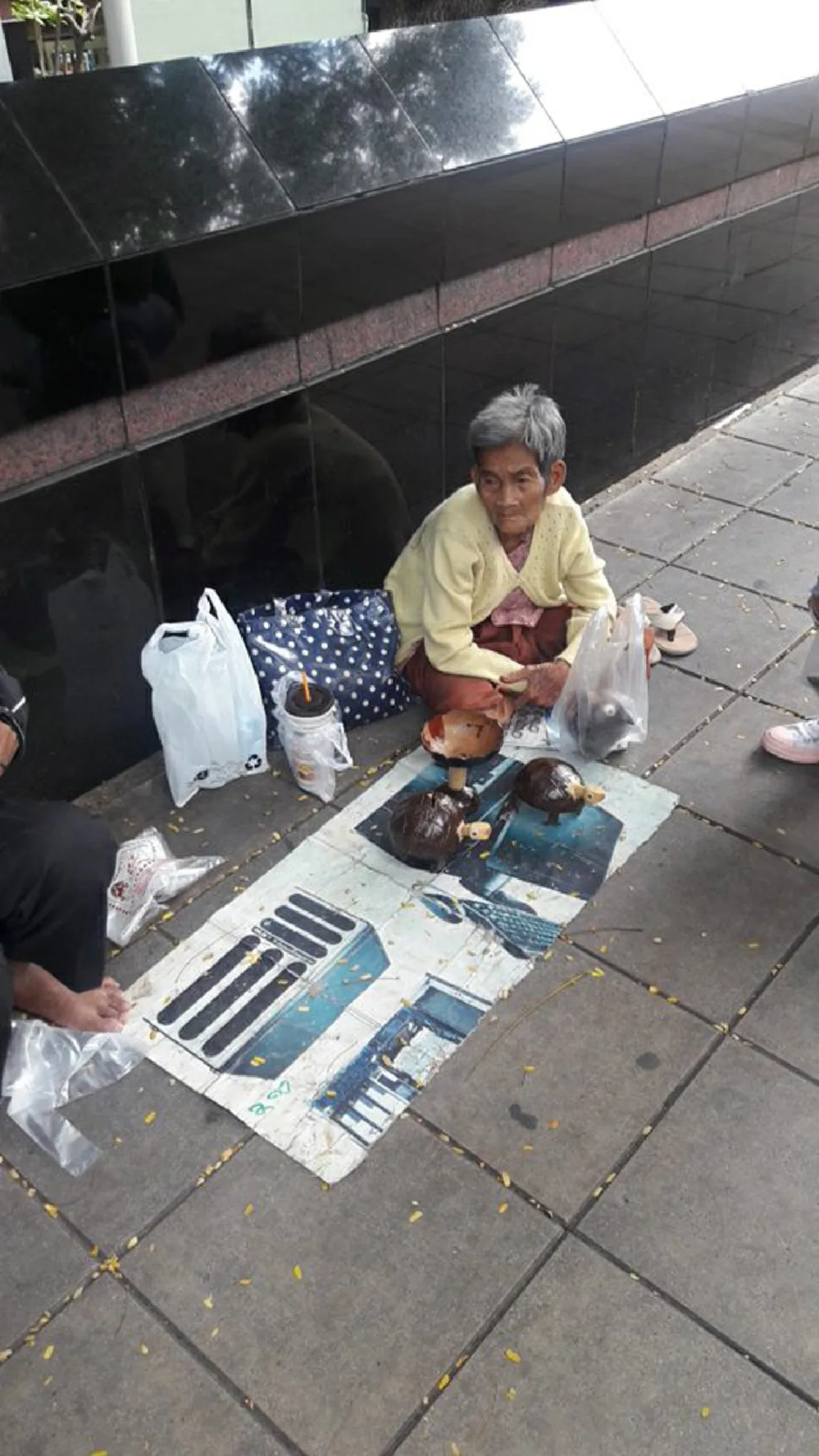 น้ำใจคนไทย..ไม่ทิ้งกัน!! "คุณตา-คุณยาย"สุดดีใจ..พลังน้ำใจชาวไทย ช่วยเหลือล้นหลาม วันนี้!!ตา-ยายอยู่ขายกระปุก"สาทร12"ถึงเที่ยงวัน(รายละเอียด)