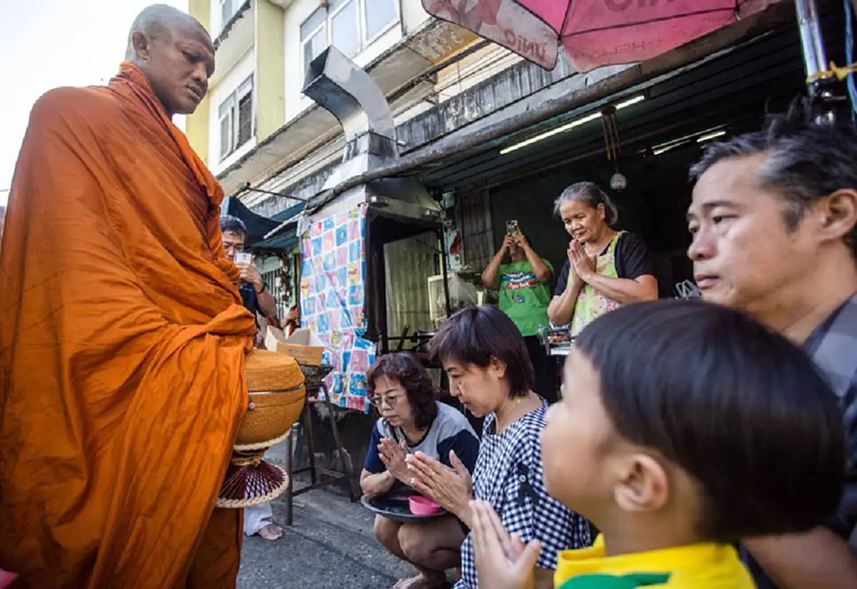 น้อมกราบสาธุ! พระบัวขาว (ถิรวิริโย) ออกเดินบิณฑบาตเป็นวันแรก หลังอุปสมบท อุทิศถวายเป็นพระราชกุศลแด่ ในหลวง ร.9