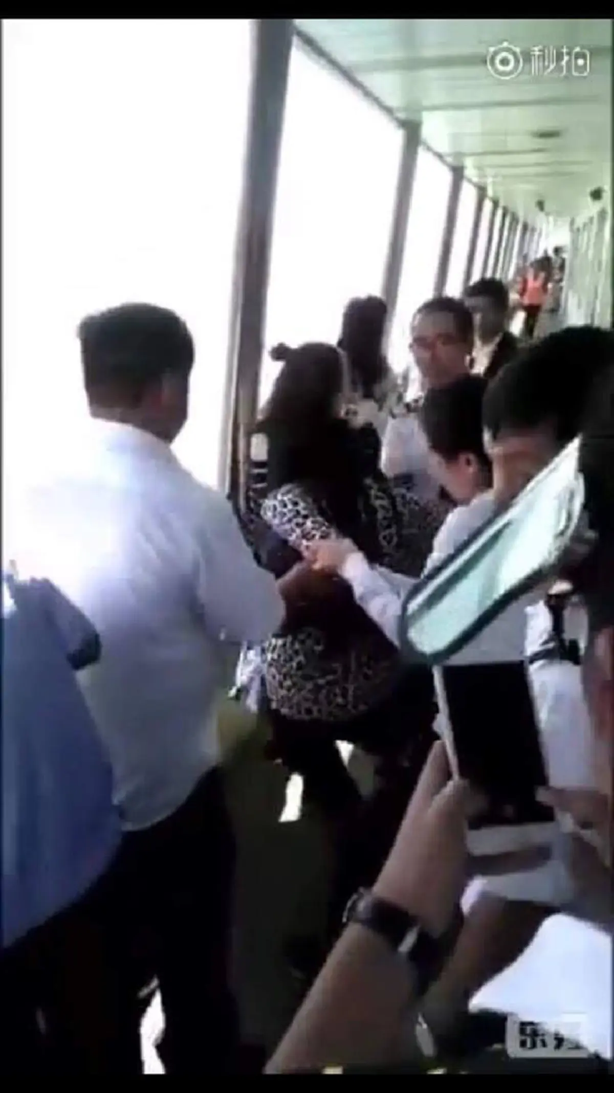 ของรักของข้า!!! สาวจีนกรีดร้องลั่นกลางเรือสำราญ จะกระโดดทะเลสาบ หลังทำของสุดหวงหลุดมือตกน้ำ พนักงานห้ามกันให้วุ่น !?? (คลิป)