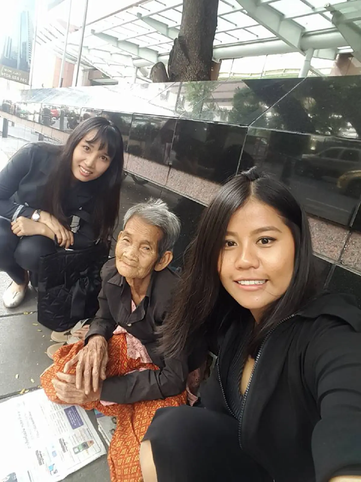 ข่าวแบบนี้ดีต่อใจ! พลังแห่งโซเชียล ผู้คนแห่อุดหนุนซื้อกระปุกออมสินจากกะลามะพร้าว ของสองตายายสู้ชีวิตที่นั่งขายอยู่ริมถนน จนขายหมดเกลี้ยง