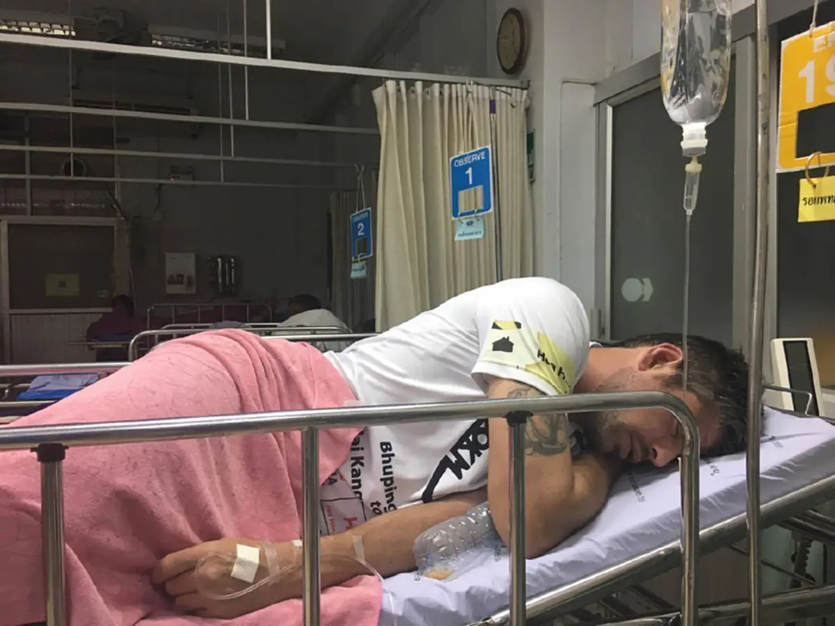 ขอกำลังใจคนไทย!! คริส อดีตทหารคอมมานโดอังกฤษ ร่างกายทรุดเข้ารพ.แต่ไม่ละความตั้งใจวิ่ง900กิโลร่วมหาทุนสร้างตึกศิริราช สู้เพื่อพ่อ