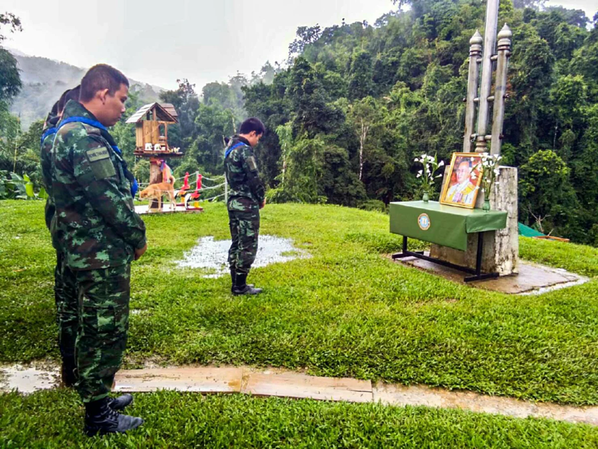 เห็นภาพน้ำตาซึม!! ในเวลา15.52 น. ครบ1ปีวันสวรรคต ในหลวง ร.9 ทหารกล้าริมชายแดนไทย-เมียนมาร์ ทำให้เห็นว่าแผ่นดินนี้ พระองค์ยังคงเป็นศูนย์รวมใจ