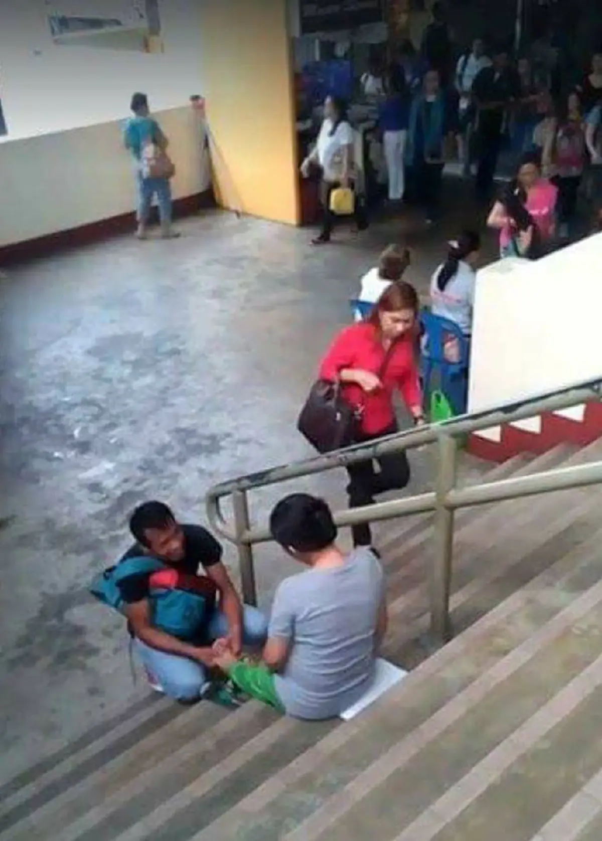 สุดซึ้ง !!! สามีก้มลงนวดเท้าภรรยาท้อง ไม่แคร์สายตาคน ชาวเน็ตตาร้อน อยากเจอคนรักแบบนี้