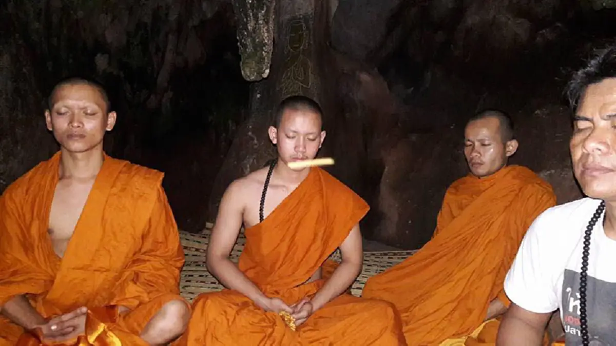 สาธุท่วมหัว!!! "หลวงพี่เบิ้ล ปทุมราช" เฉลยที่มาของภาพถ่าย ติดลำแสงสีทองปริศนา ขณะนั่งภาวนาจิตในถ้ำ สุดอัศจรรย์เป็นบุญแก่ผู้ได้เห็น!! (มีภาพ)