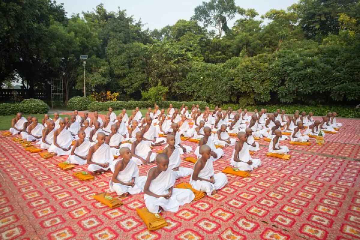 น้อมกราบสาธุ! พิธีบรรพชาสามเณรกุลบุตรชาวอินเดีย จำนวน ๘๙ รูป ถวายเป็นพระราชกุศลแด่ ในหลวงร.๙ ณ วัดไทยกุสินาราเฉลิมราชย์ ประเทศอินเดีย