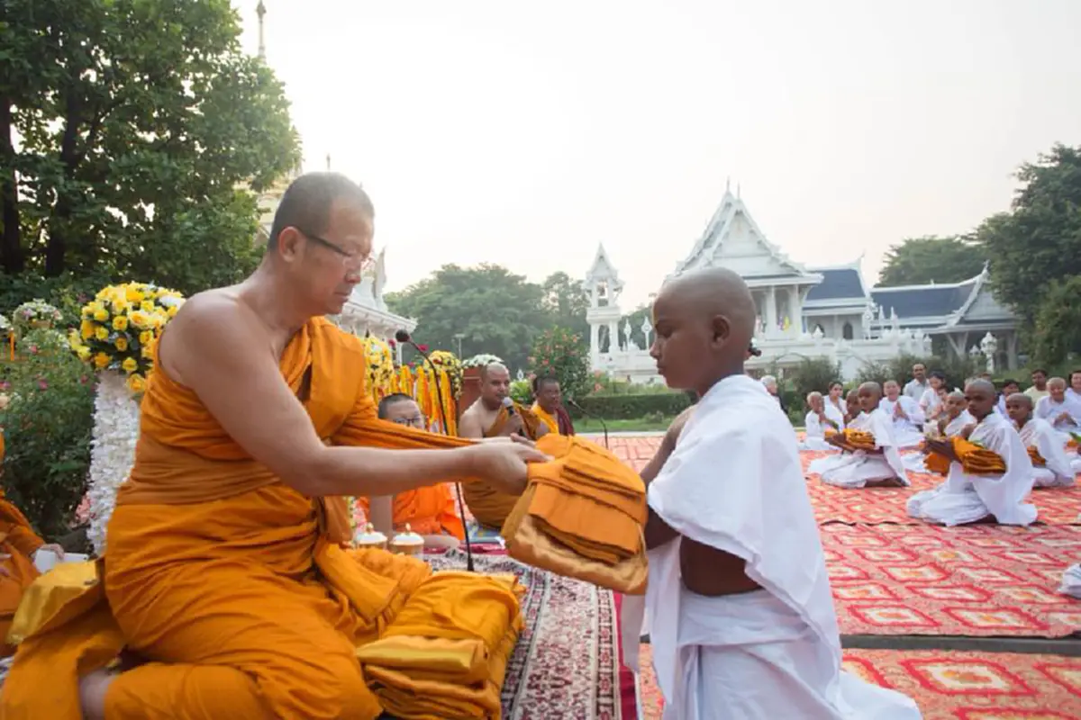 น้อมกราบสาธุ! พิธีบรรพชาสามเณรกุลบุตรชาวอินเดีย จำนวน ๘๙ รูป ถวายเป็นพระราชกุศลแด่ ในหลวงร.๙ ณ วัดไทยกุสินาราเฉลิมราชย์ ประเทศอินเดีย