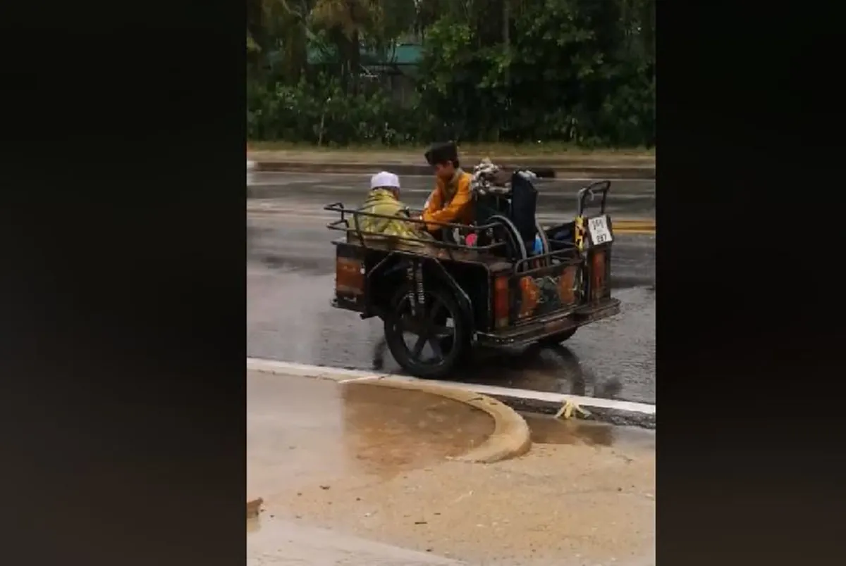 สุดซึ้งน้ำตาซึม บีบหัวใจ"หนูน้อย"เปี่ยมล้นความกตัญญูเสียสละ ดูเเล"พ่อ"พิการ ท่ามกลางสายฝน เปียกกาย ชุ่มฉ่ำหัวใจ หนูช่างเป็นเด็กดีจริงๆ(คลิป)