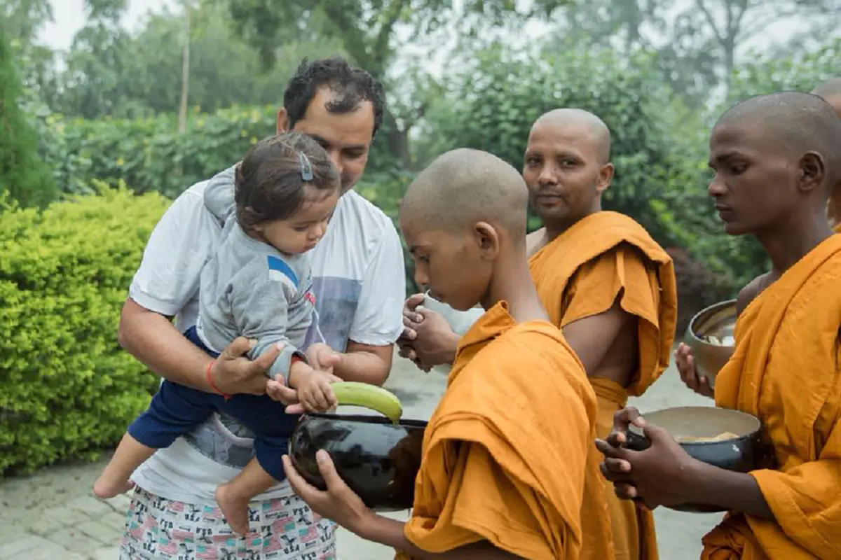 คณะสามเณรที่บรรพชาถวายเป็นพระราชกุศลแด่ ในหลวง ร.๙ จำนวน ๘๙ รูป ออกบิณฑบาตโปรดชาวบ้าน ที่หมู่บ้านอนิรุทธวา เมืองกุสินารา ประเทศอินเดีย