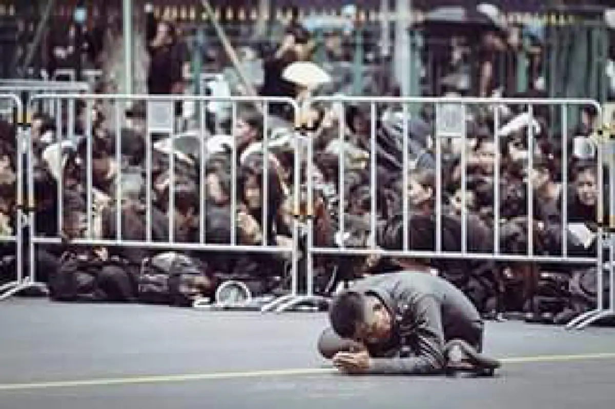 ควรได้รับการแชร์ชื่นชม!!เปิดตัวนายตำรวจ หมอบกราบถวายความเคารพริ้วขบวนพระบรมศพในหลวง ร.๙ยิ่งประทับใจเพิ่มโซเชียล เคยบันทึกเป็นไอดอลตร.น้ำดี!