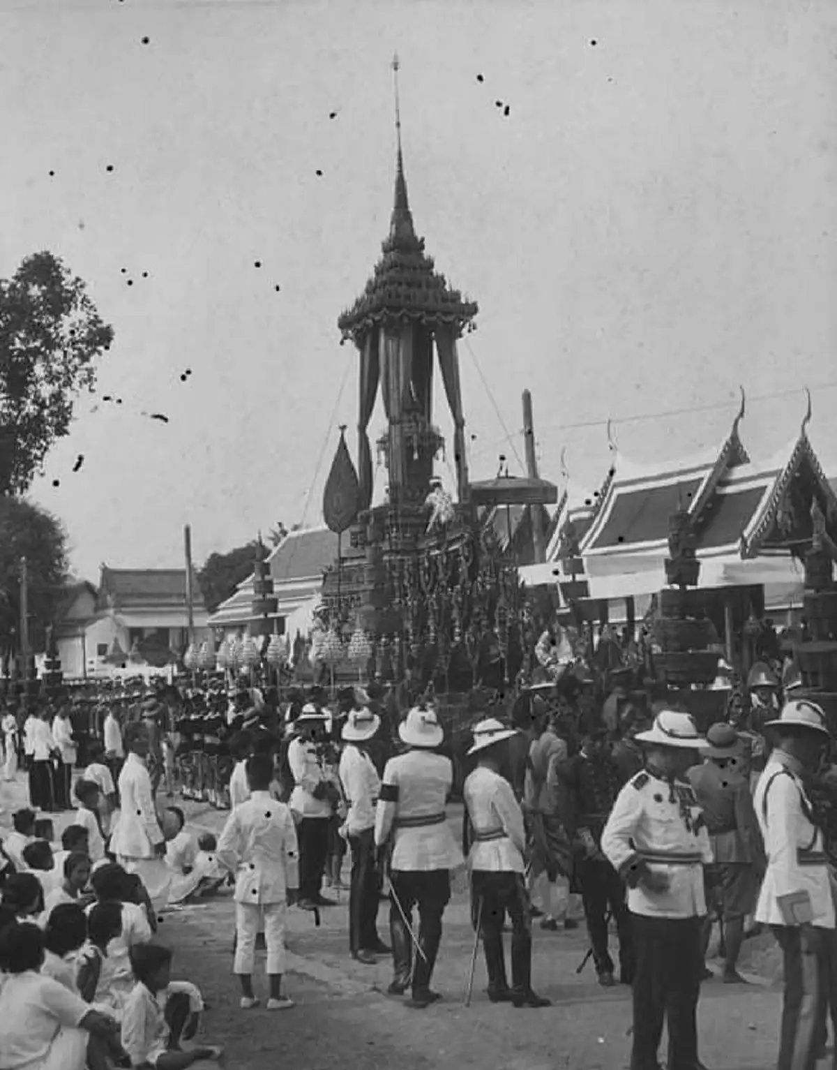 พระราชพิธีกรุงสยาม!! เปิดธรรมเนียมโบราณ "เผาจริง-เผาหลอก" ในพระราชพิธีถวายพระเพลิงพระบรมศพฯ พระมหากษัตริย์ในอดีต ที่หลายคนไม่เคยรู้มาก่อน !!