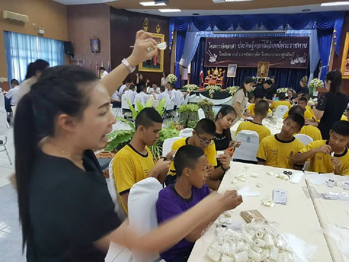 ถวายชีวิตไว้รับใช้งาน..จนวันตาย!! โรงเรียน ภ.ป.ร. ราชวิทยาลัยฯ ร่วมกันปลูกต้นดาวเรือง-จัดพิธีถวายดอกไม้จันทร์ ขอส่งพ่อครั้งสุดท้าย!! (ชมภาพ)