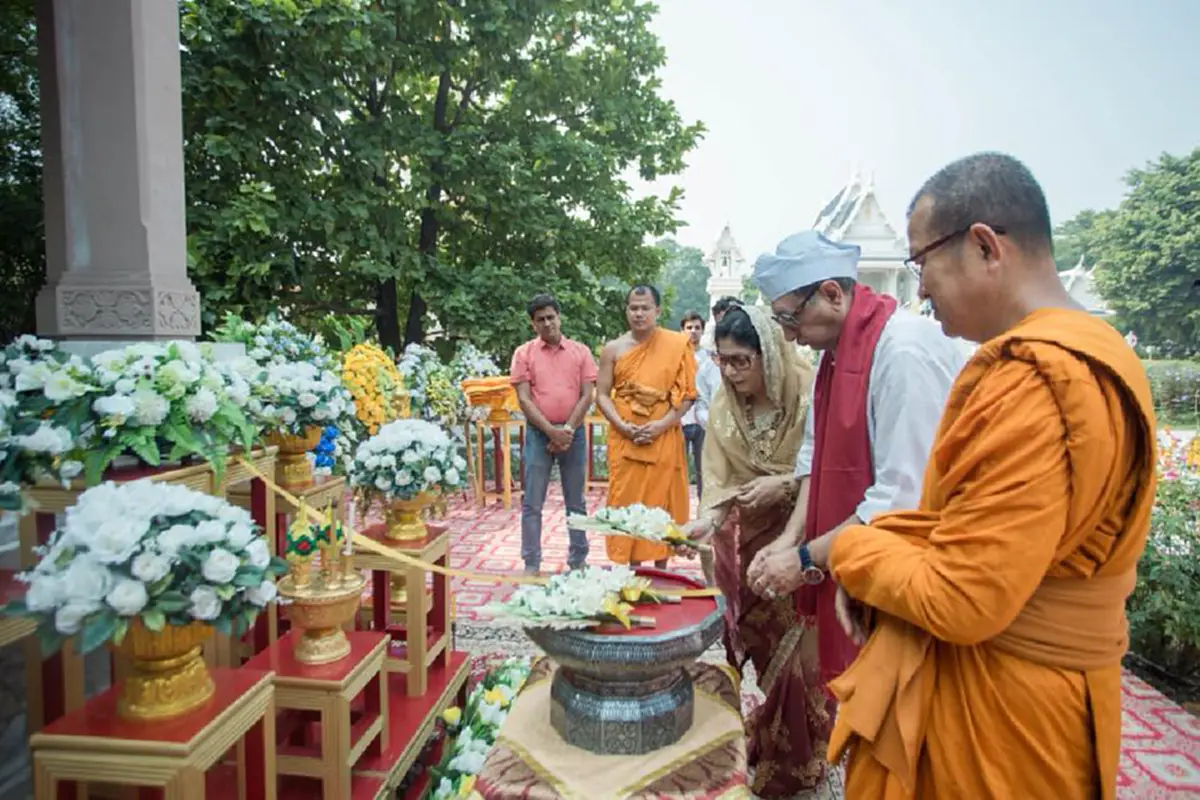 เจ้ามัลละกษัตริย์ พร้อมข้าราชการ ประชาชนชาวเมืองกุสินารา กว่า ๑,๕๐๐ คน ร่วมวางดอกไม้จันทน์น้อมส่งเสด็จสู่สวรรคาลัย ในหลวง ร.๙