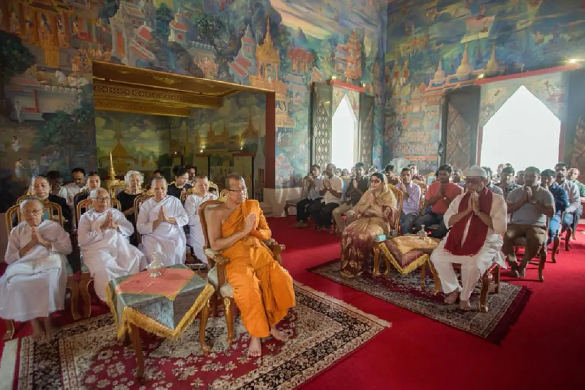 ที่สุดความอาลัย..เจ้ามัลละกษัตริย์ พร้อมชาวกุสินารา คณะสงฆ์ ๙ ปท.ร่วมบำเพ็ญกุศล วางดอกไม้จันทน์ น้อมส่งเสด็จในหลวง ร.๙ สู่สวรรคาลัย
