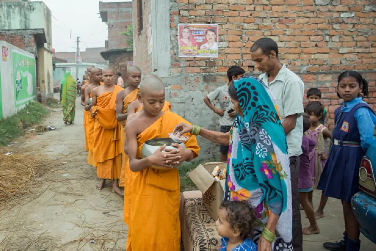 คณะสามเณรที่บรรพชาถวายเป็นพระราชกุศลแด่ ในหลวง ร.๙ จำนวน ๘๙ รูป ออกบิณฑบาตโปรดชาวบ้าน ที่หมู่บ้านอนิรุทธวา เมืองกุสินารา ประเทศอินเดีย