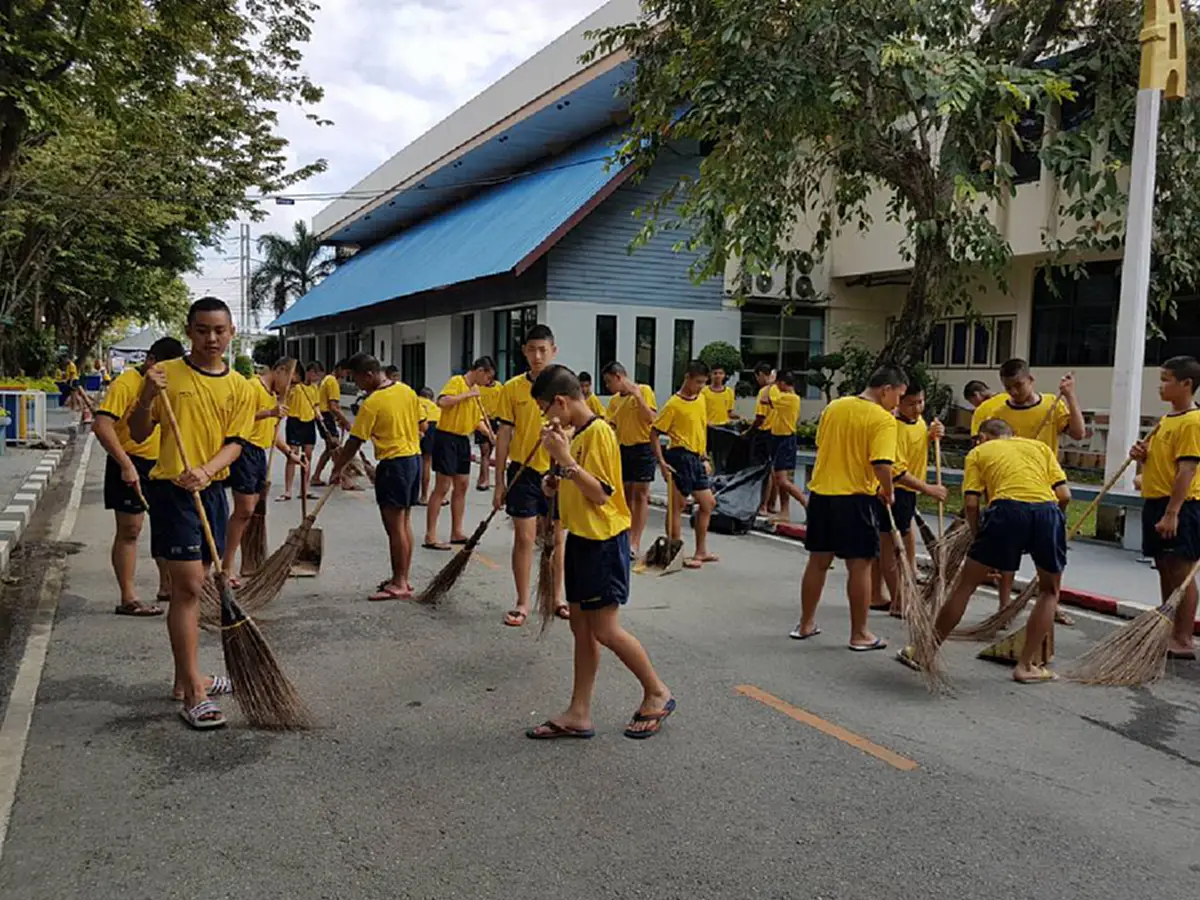 ถวายชีวิตไว้รับใช้งาน..จนวันตาย!! โรงเรียน ภ.ป.ร. ราชวิทยาลัยฯ ร่วมกันปลูกต้นดาวเรือง-จัดพิธีถวายดอกไม้จันทร์ ขอส่งพ่อครั้งสุดท้าย!! (ชมภาพ)