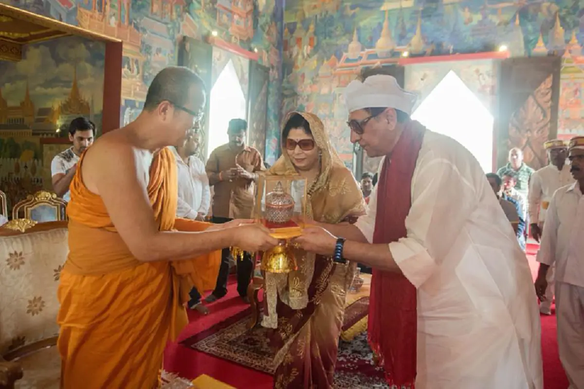 เจ้ามัลละกษัตริย์ พร้อมข้าราชการ ประชาชนชาวเมืองกุสินารา กว่า ๑,๕๐๐ คน ร่วมวางดอกไม้จันทน์น้อมส่งเสด็จสู่สวรรคาลัย ในหลวง ร.๙