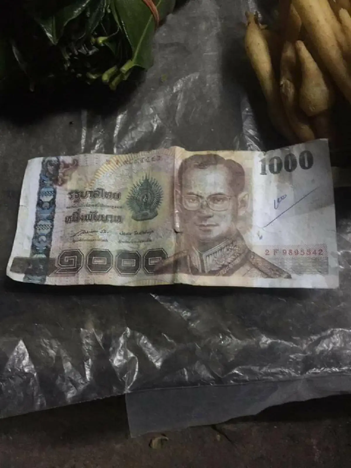 เลวเกินคน !! "วัยรุ่นคนหนึ่ง"ทำทีมาซื้อปลา 30 บาท ใช้แบงค์พันจ่าย "คุณยาย"ทอน 970 บาท "คุณยาย"นั่งร้องไห้ทันที! หลังรู้ว่าตัวเองถูกหลอกด้วยว