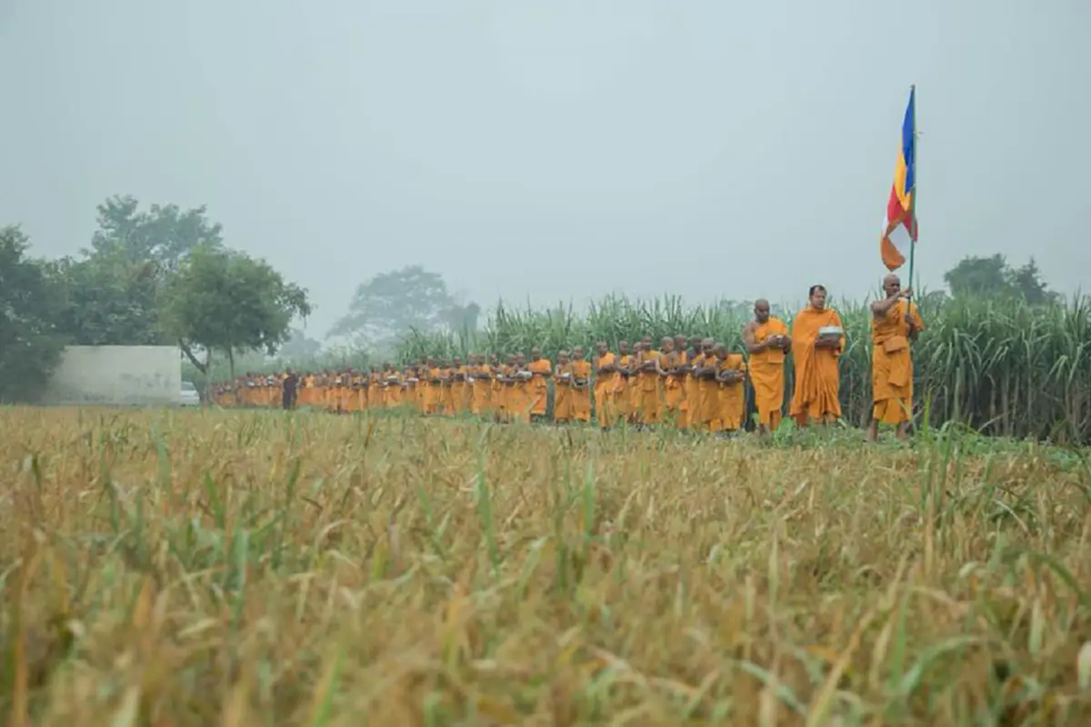 คณะสามเณรที่บรรพชาถวายเป็นพระราชกุศลแด่ ในหลวง ร.๙ จำนวน ๘๙ รูป ออกบิณฑบาตโปรดชาวบ้าน ที่หมู่บ้านอนิรุทธวา เมืองกุสินารา ประเทศอินเดีย