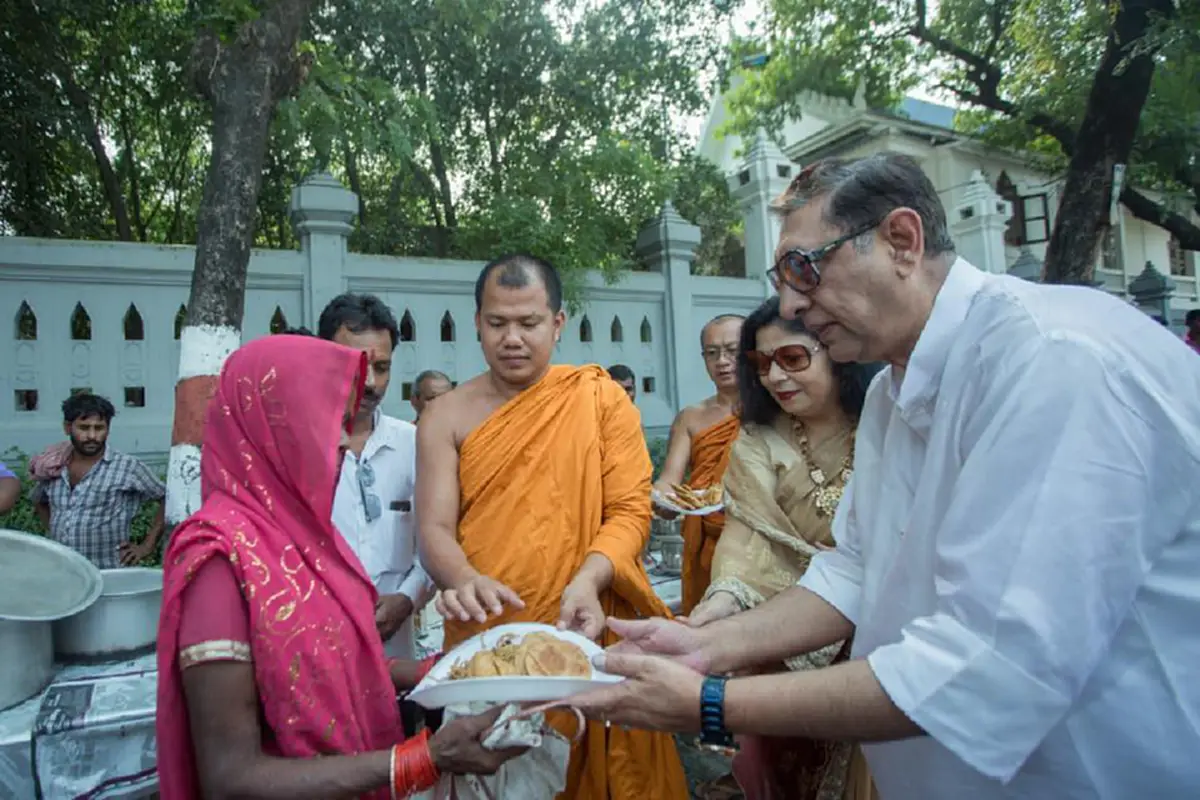 เจ้ามัลละกษัตริย์ แห่งอินเดียพร้อมราชินี เลี้ยงอาหารชาวอินเดียกว่า ๑,๕๐๐ คน ที่มาร่วมงานวางดอกไม้จันทน์น้อมส่งเสด็จสู่สวรรคาลัย ในหลวง ร.๙