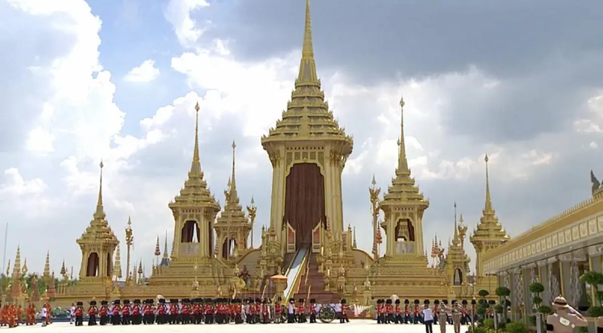 ไร้จิตสำนึก??!! เห็นเเล้วน่าเศร้าใจ.."นศ.สาว" ถ่ายรูป"ชู2นิ้ว"หน้าพระเมรุมาศ สุดไม่เหมาะสมไร้ความเคารพ!! รอบทดลองเข้าชมนิทรรศการวันเเรก(ภาพ)