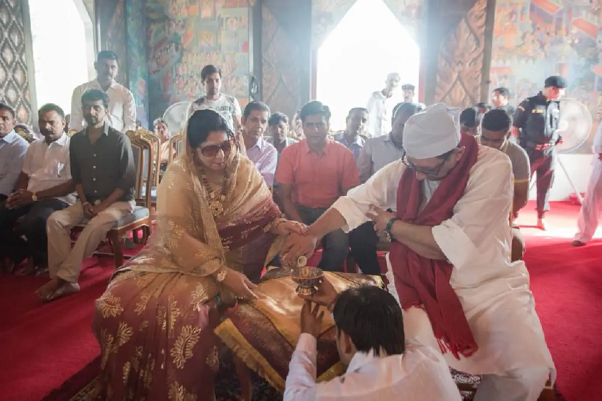 เจ้ามัลละกษัตริย์ พร้อมข้าราชการ ประชาชนชาวเมืองกุสินารา กว่า ๑,๕๐๐ คน ร่วมวางดอกไม้จันทน์น้อมส่งเสด็จสู่สวรรคาลัย ในหลวง ร.๙