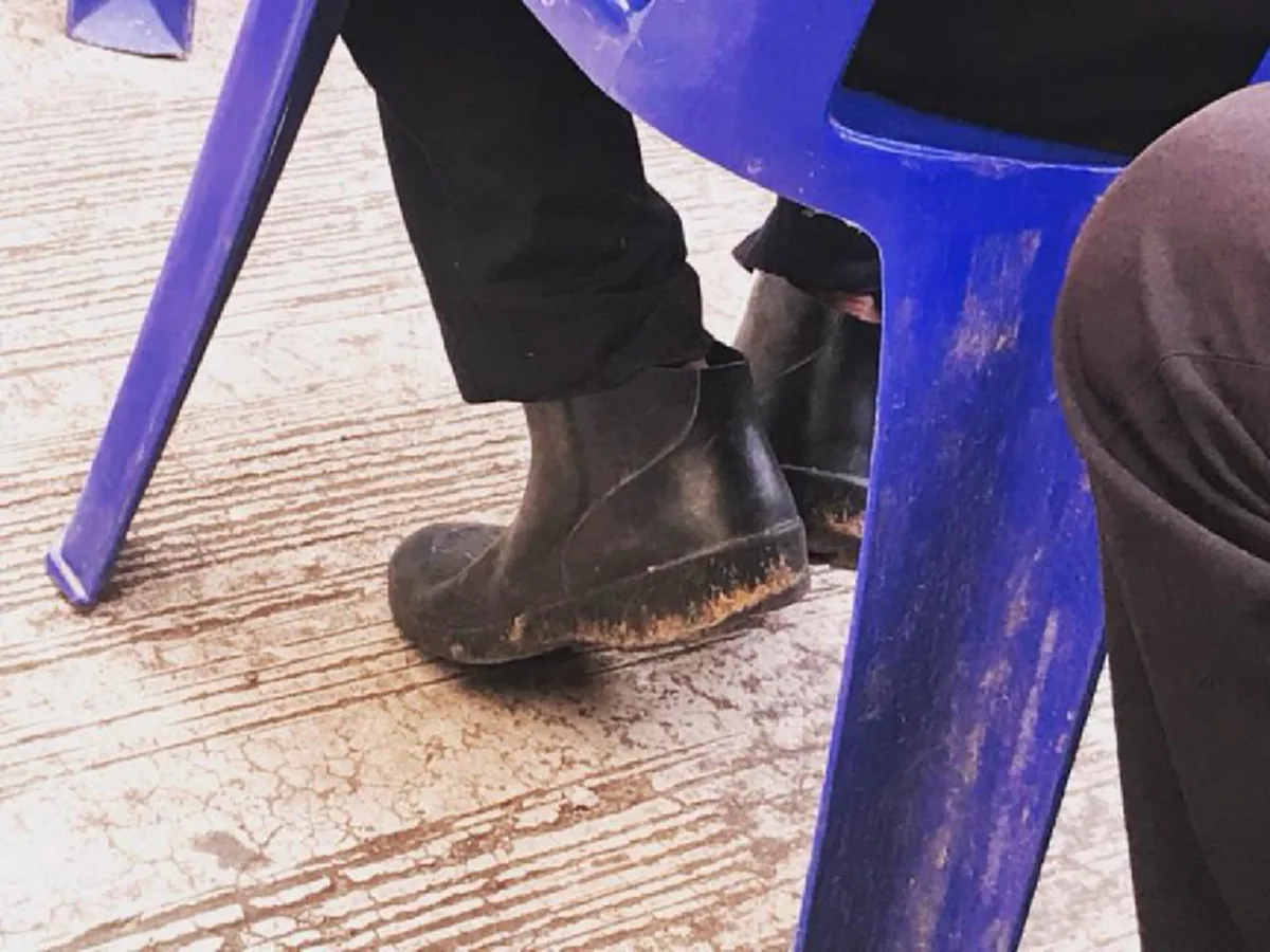 ของแบบนี้มันอยู่ที่ใจ!!! ลุงตัดรองเท้าบูทเก่าๆ ให้กลายเป็นเหมือนรองเท้าธรรมดาทั่วไป หวังเพียงอยากเข้าร่วมพิธีถวายดอกไม้จันทน์