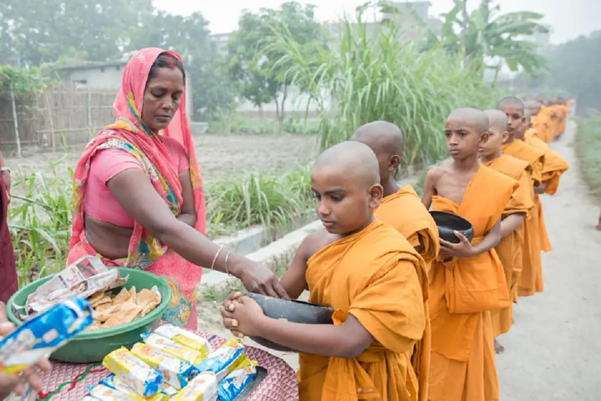 คณะสามเณรที่บรรพชาถวายเป็นพระราชกุศลแด่ ในหลวง ร.๙ จำนวน ๘๙ รูป ออกบิณฑบาตโปรดชาวบ้าน ที่หมู่บ้านอนิรุทธวา เมืองกุสินารา ประเทศอินเดีย