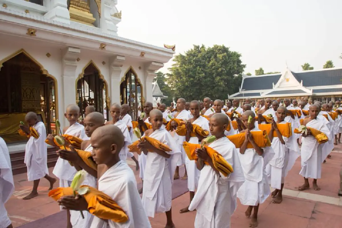 น้อมกราบสาธุ! พิธีบรรพชาสามเณรกุลบุตรชาวอินเดีย จำนวน ๘๙ รูป ถวายเป็นพระราชกุศลแด่ ในหลวงร.๙ ณ วัดไทยกุสินาราเฉลิมราชย์ ประเทศอินเดีย