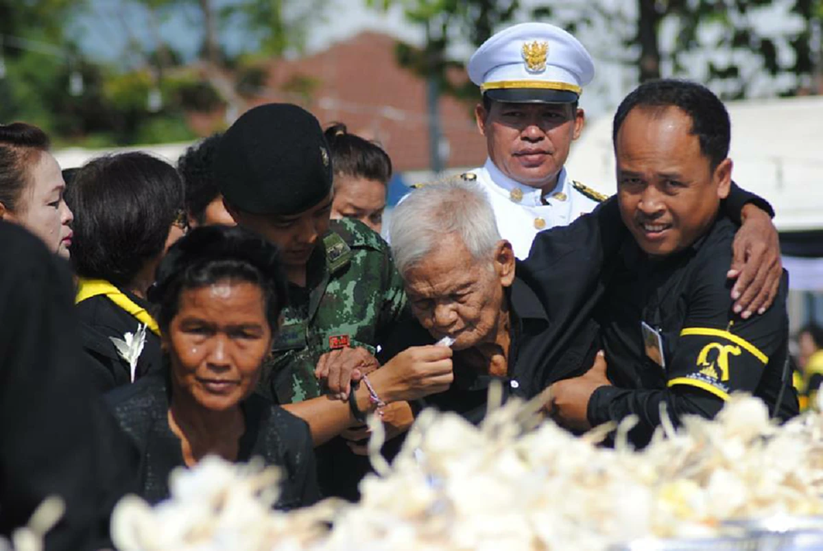 โซเชียลแห่แชร์!!!  1 ภาพ ล้านความหมาย เห็นแล้วน้ำตาไหล คุณตาได้ทำให้เห็นถึงความผูกพันและความจงรักภักดี ต่อในหลวง รัชกาลที่ ๙