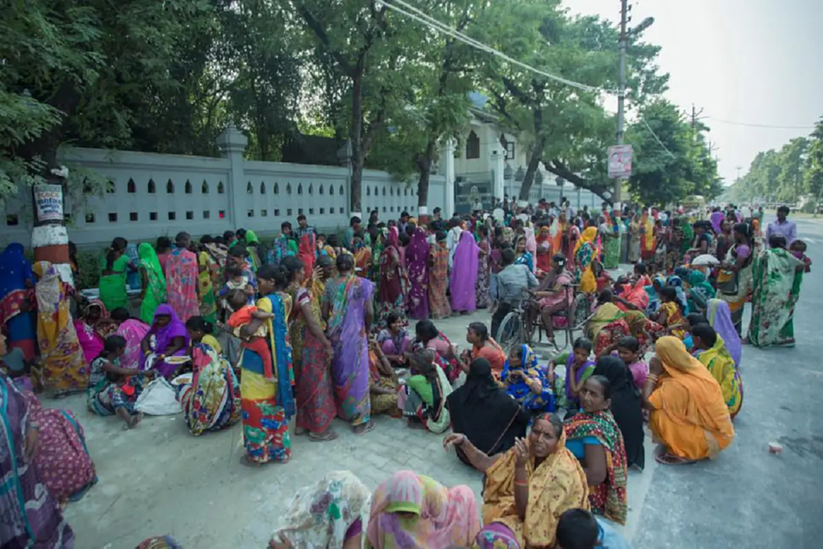 เจ้ามัลละกษัตริย์ แห่งอินเดียพร้อมราชินี เลี้ยงอาหารชาวอินเดียกว่า ๑,๕๐๐ คน ที่มาร่วมงานวางดอกไม้จันทน์น้อมส่งเสด็จสู่สวรรคาลัย ในหลวง ร.๙