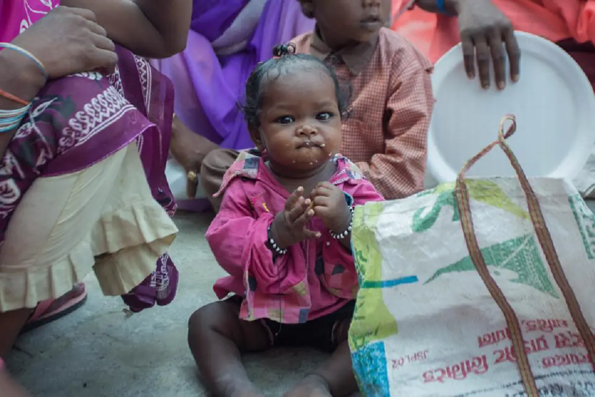 เจ้ามัลละกษัตริย์ แห่งอินเดียพร้อมราชินี เลี้ยงอาหารชาวอินเดียกว่า ๑,๕๐๐ คน ที่มาร่วมงานวางดอกไม้จันทน์น้อมส่งเสด็จสู่สวรรคาลัย ในหลวง ร.๙