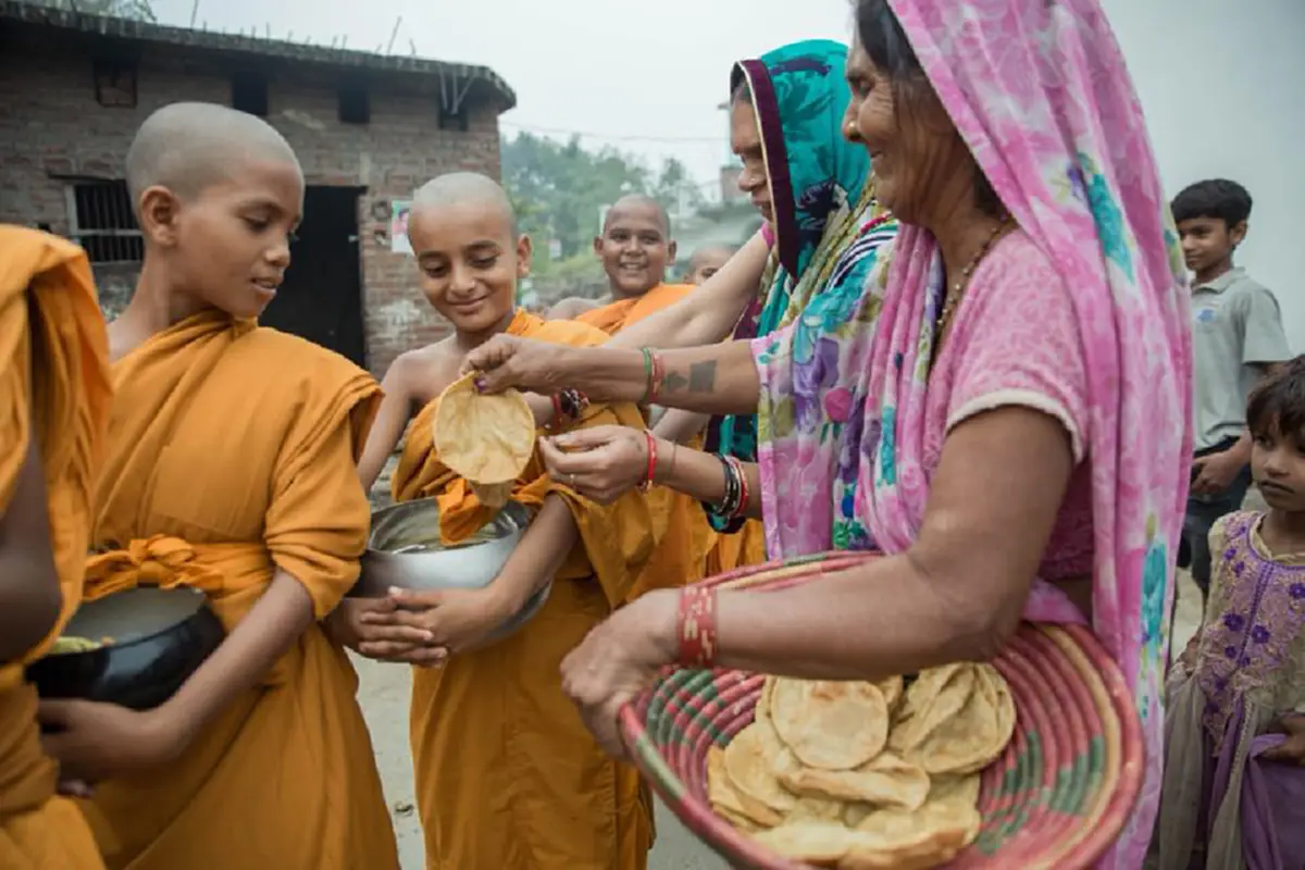 คณะสามเณรที่บรรพชาถวายเป็นพระราชกุศลแด่ ในหลวง ร.๙ จำนวน ๘๙ รูป ออกบิณฑบาตโปรดชาวบ้าน ที่หมู่บ้านอนิรุทธวา เมืองกุสินารา ประเทศอินเดีย