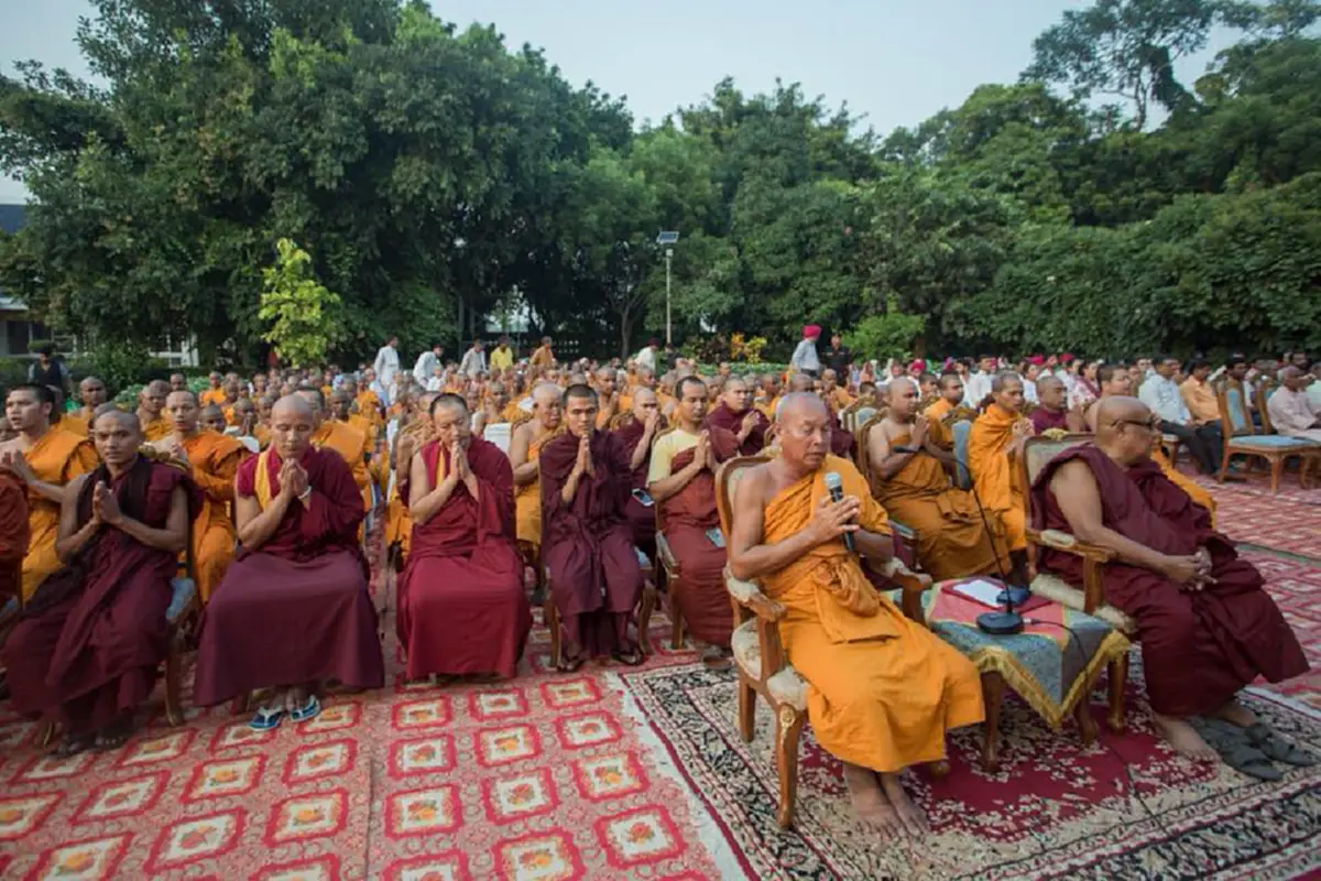 เจ้ามัลละกษัตริย์ พร้อมข้าราชการ ประชาชนชาวเมืองกุสินารา กว่า ๑,๕๐๐ คน ร่วมวางดอกไม้จันทน์น้อมส่งเสด็จสู่สวรรคาลัย ในหลวง ร.๙