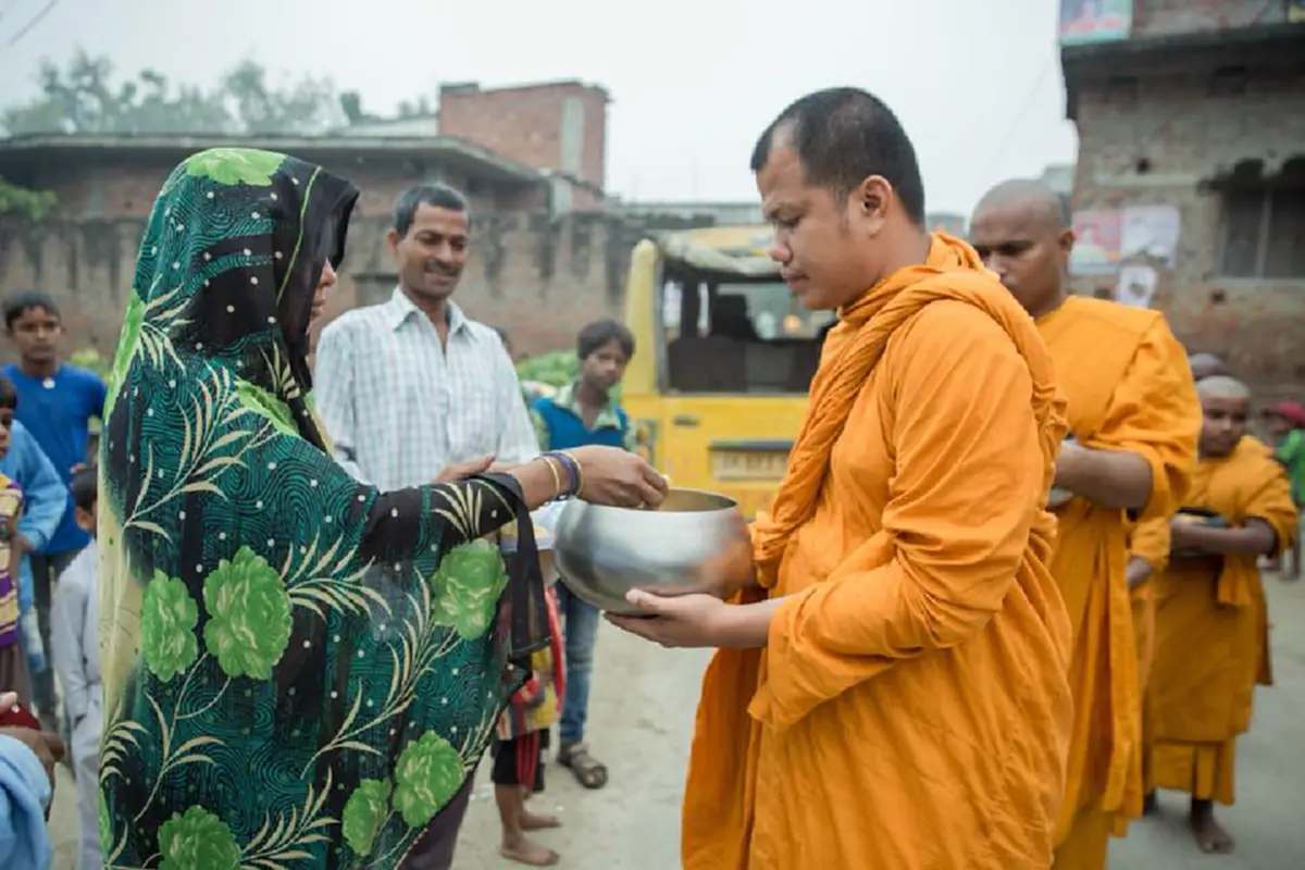 คณะสามเณรที่บรรพชาถวายเป็นพระราชกุศลแด่ ในหลวง ร.๙ จำนวน ๘๙ รูป ออกบิณฑบาตโปรดชาวบ้าน ที่หมู่บ้านอนิรุทธวา เมืองกุสินารา ประเทศอินเดีย