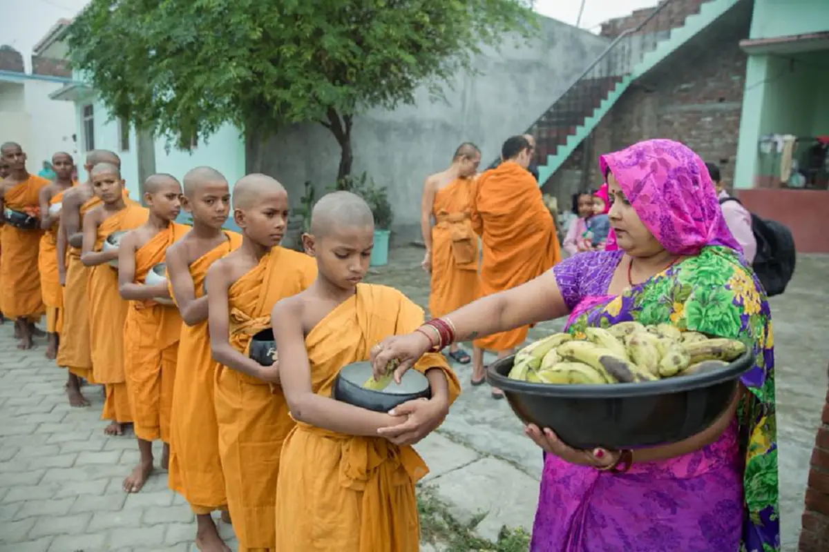 คณะสามเณรที่บรรพชาถวายเป็นพระราชกุศลแด่ ในหลวง ร.๙ จำนวน ๘๙ รูป ออกบิณฑบาตโปรดชาวบ้าน ที่หมู่บ้านอนิรุทธวา เมืองกุสินารา ประเทศอินเดีย
