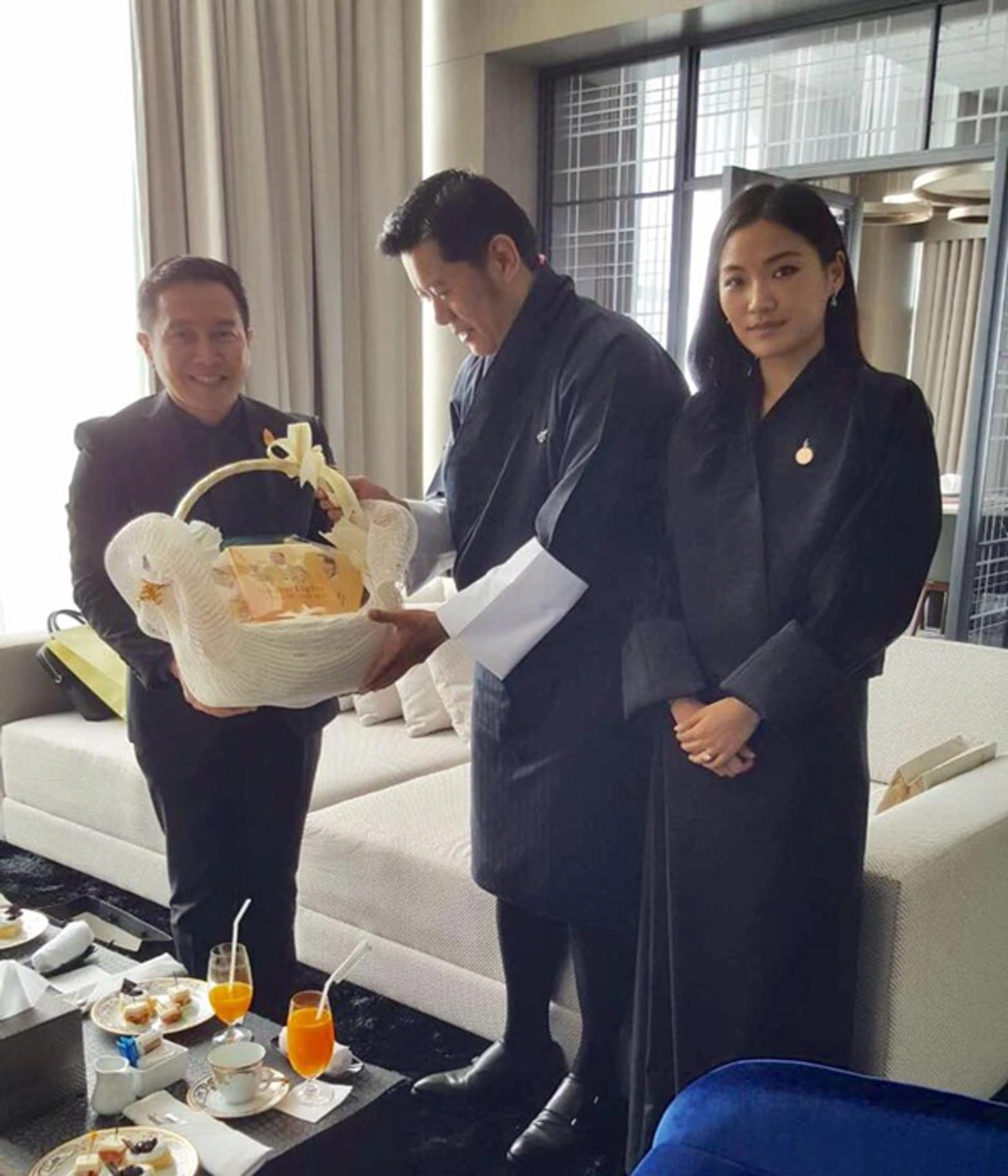 อาลัยไม่แพ้คนไทยทุกคน!!! "กษัตริย์จิกมี" รับสั่งถึง "ในหลวง ร.๙" ด้วยพระสุรเสียงสั่นเครือ และน้ำพระเนตรคลอ หลังเสร็จสิ้นพระราชพิธีฯ