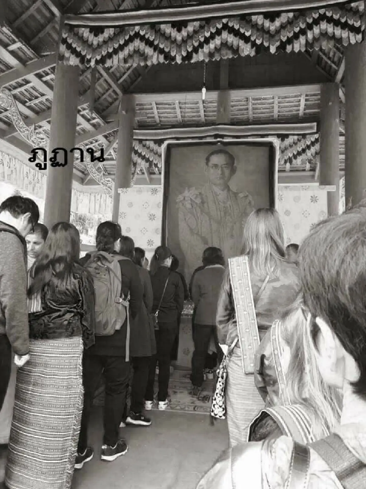 "ชาวไทยขอบคุณอย่างสุดซึ้ง" แอร์ฯสายการบินภูฎานสวมชุดดำเพื่อไว้อาลัยแด่ ในหลวง ร.9 เมื่อรู้ว่าเที่ยวบินนั้นต้องมาลงที่ไทย (รายละเอียด)