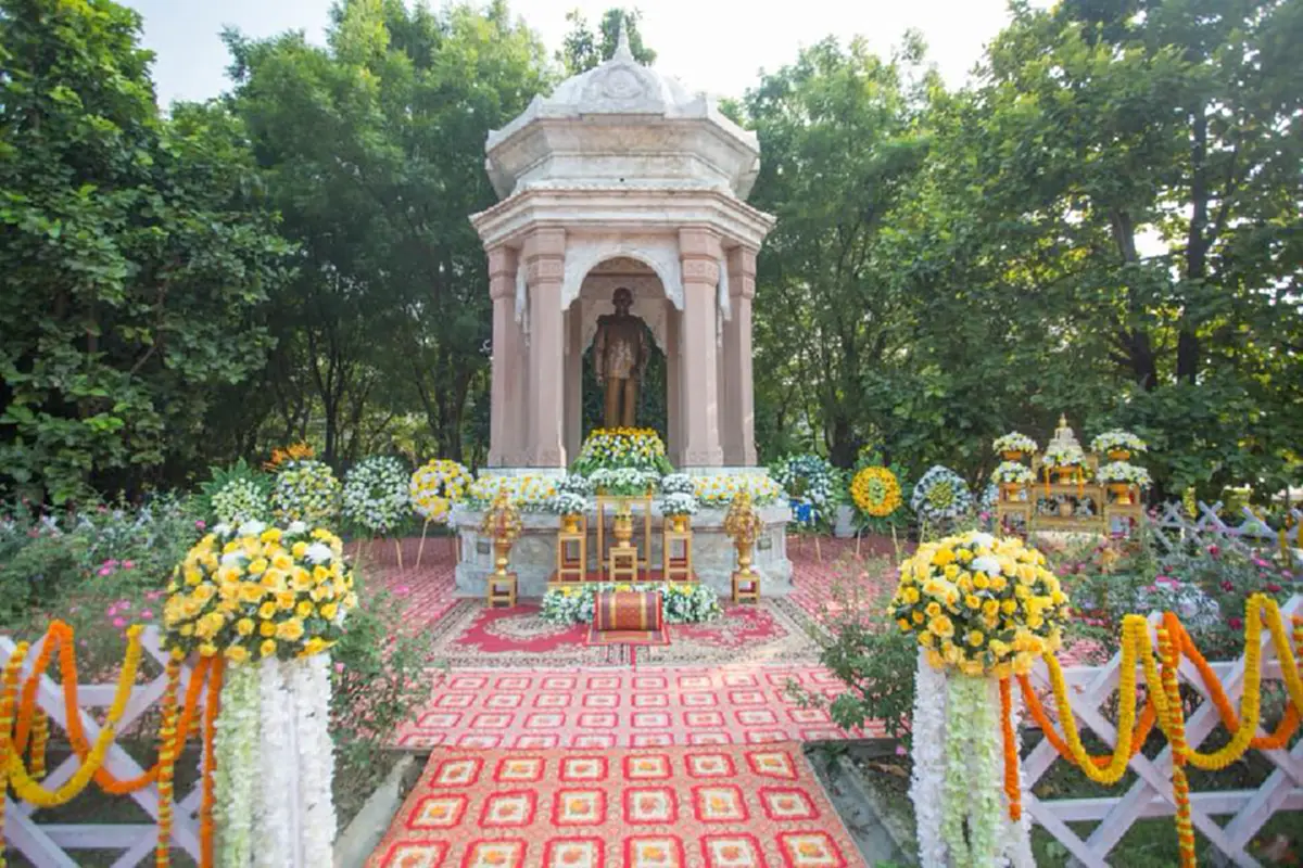 น้อมกราบสาธุ! พิธีบรรพชาสามเณรกุลบุตรชาวอินเดีย จำนวน ๘๙ รูป ถวายเป็นพระราชกุศลแด่ ในหลวงร.๙ ณ วัดไทยกุสินาราเฉลิมราชย์ ประเทศอินเดีย