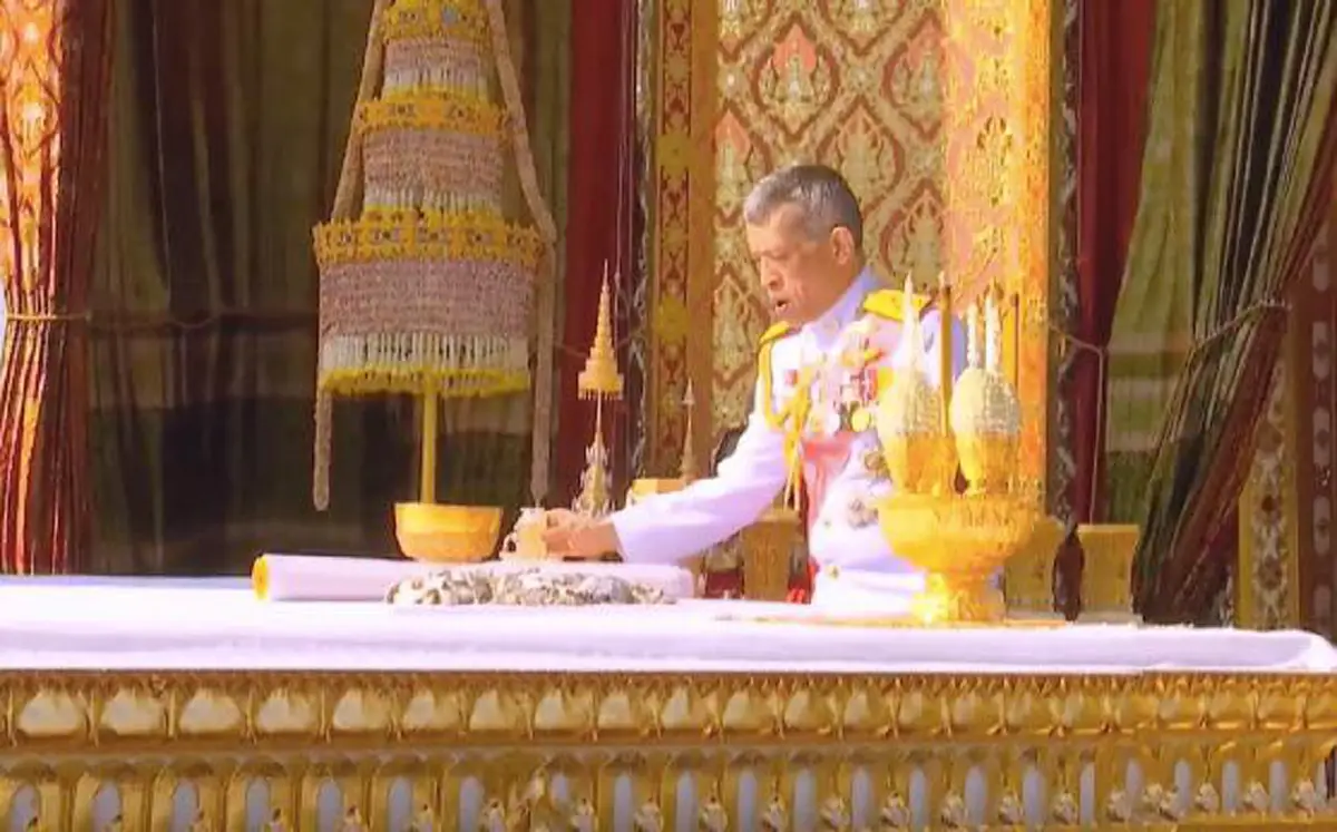 "สมเด็จพระเจ้าอยู่หัว" ทรงเก็บพระบรมอัฐิ พระบาทสมเด็จพระปรมินทรมหาภูมิพลอดุลยเดช บรมนาถบพิตร ณ บนพระจิตกาธาน พระเมรุมาศ