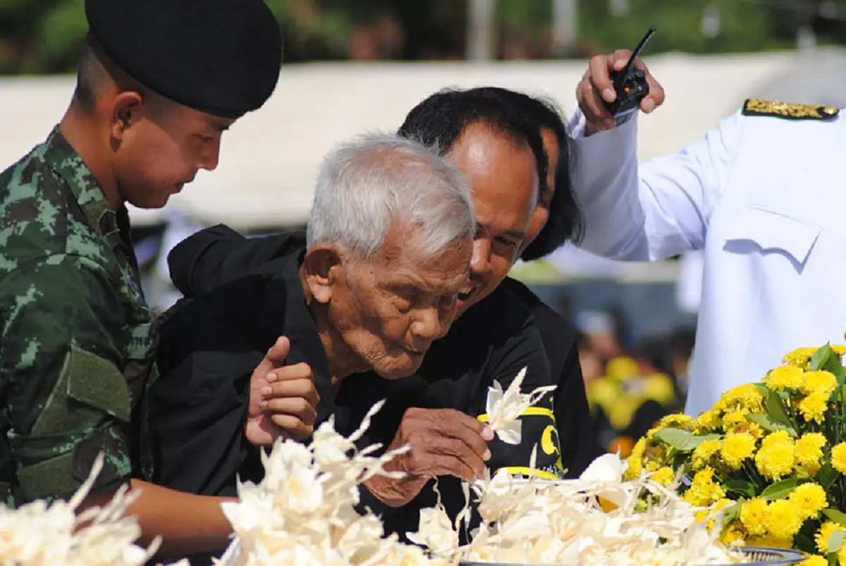 ถึงกับน้ำตารื้น... โซเชียลแชร์ภาพ "คุณตาใจภักดี" ฝ่าแดดลมฝนอย่างมุ่งมั่น เดินทางร่วมวางดอกไม้จันทน์ถวายความอาลัยในหลวง ร.9...
