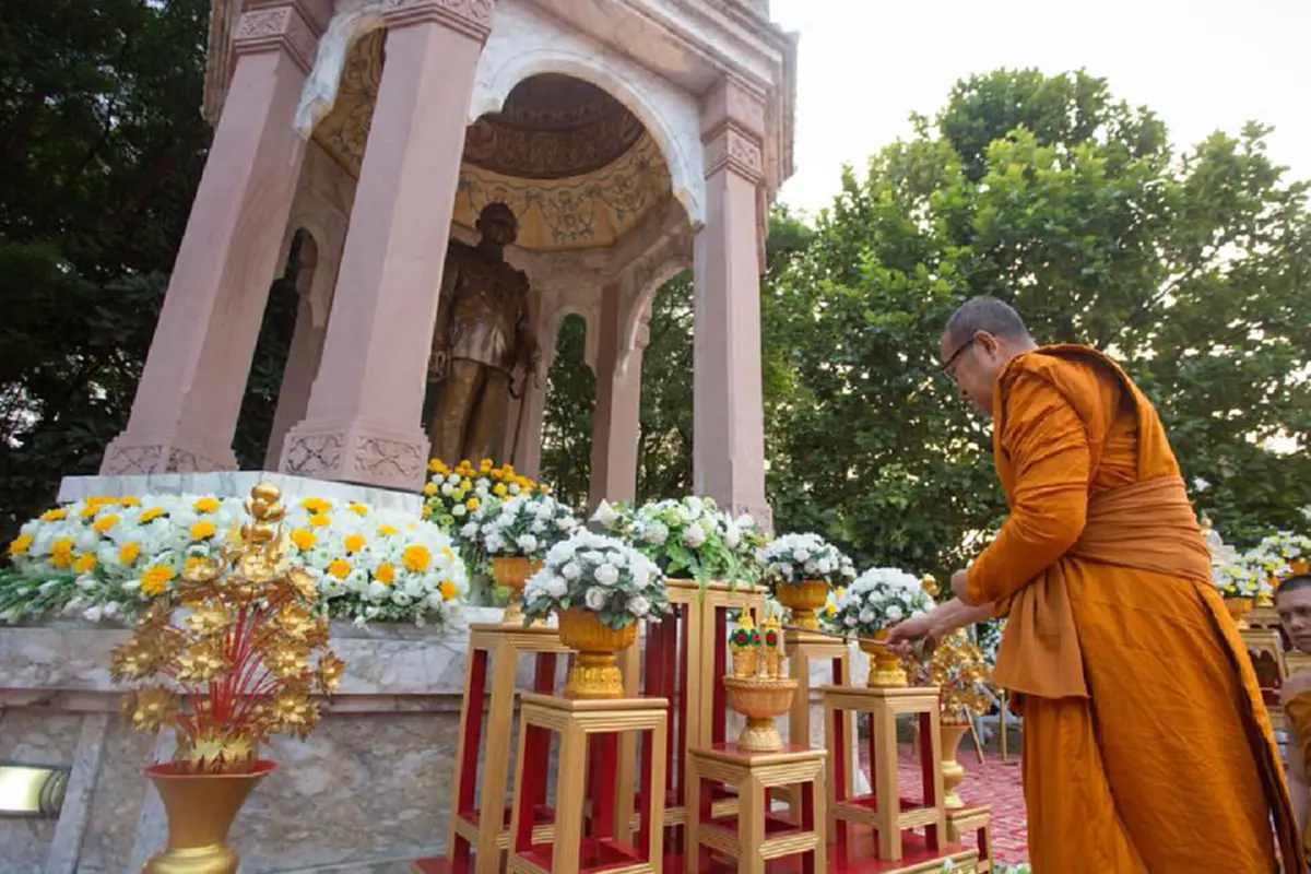 น้อมกราบสาธุ! พิธีบรรพชาสามเณรกุลบุตรชาวอินเดีย จำนวน ๘๙ รูป ถวายเป็นพระราชกุศลแด่ ในหลวงร.๙ ณ วัดไทยกุสินาราเฉลิมราชย์ ประเทศอินเดีย