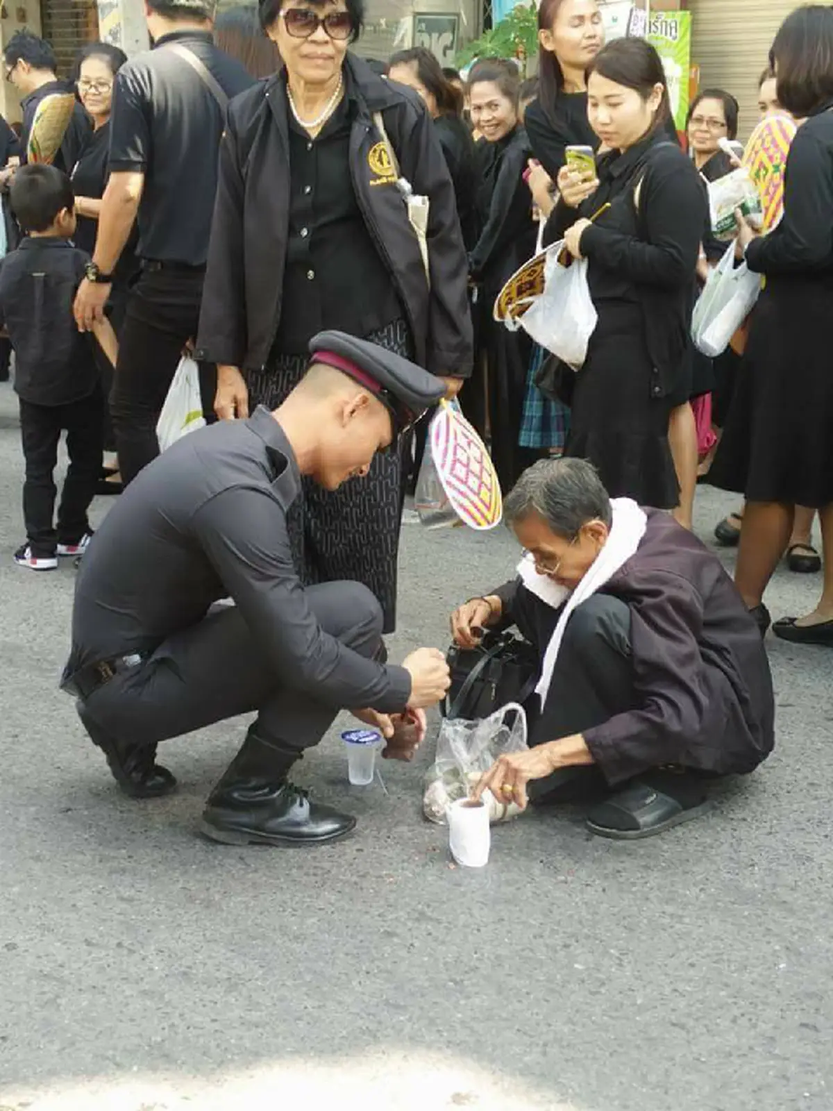 ชื่นชม !!! "ตำรวจ" บริการ "ตำหมาก" ให้คุณยายท่านหนึ่ง ในระหว่างงานพระราชพิธีฯ