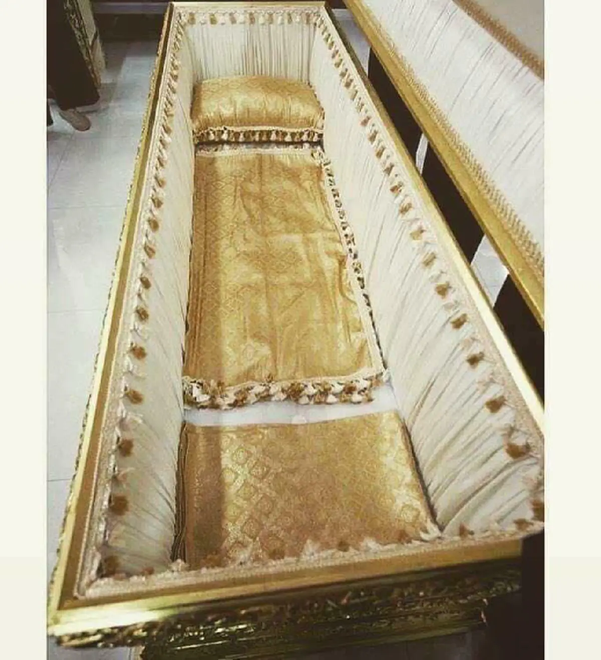 ชมภาพ...หีบพระบรมศพ ทำจากไม้สักทองอายุ 100 ปี ปิดทองคำแท้ 100% รอบทั้งใบ...