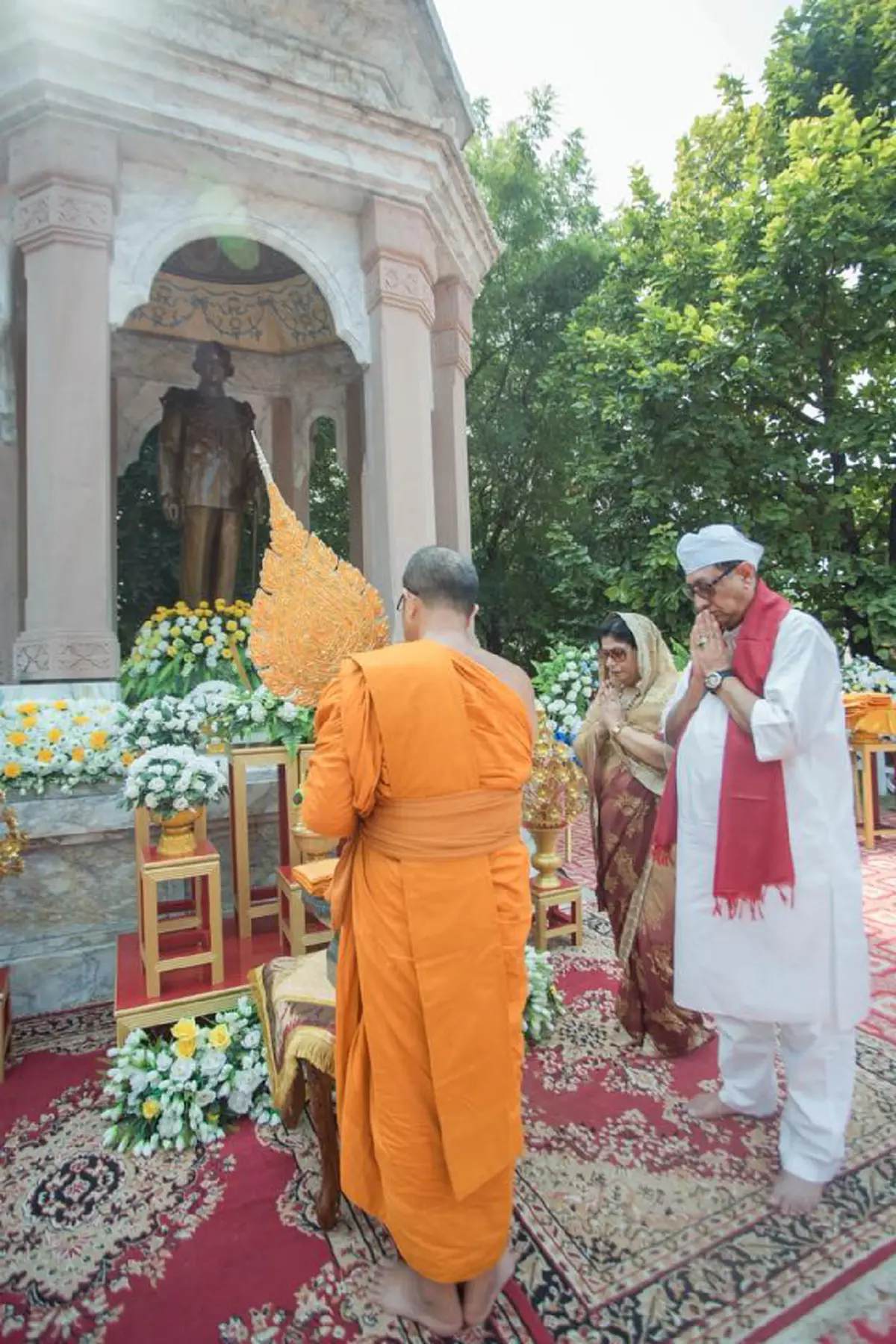 เจ้ามัลละกษัตริย์ พร้อมข้าราชการ ประชาชนชาวเมืองกุสินารา กว่า ๑,๕๐๐ คน ร่วมวางดอกไม้จันทน์น้อมส่งเสด็จสู่สวรรคาลัย ในหลวง ร.๙