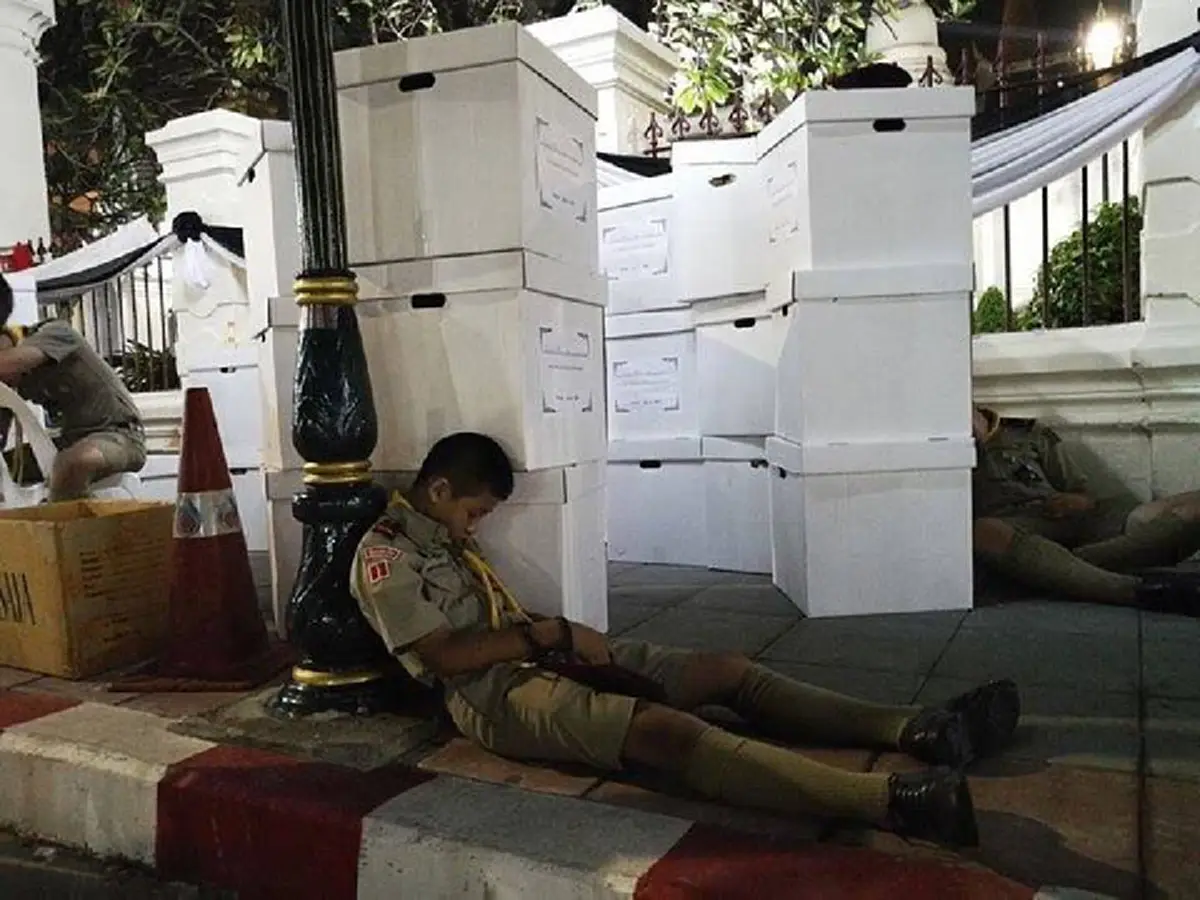 โซเชียลแห่ชื่นชม...ลูกเสือของพระราชา !!! ลูกเสือกองร้อยพิเศษโรงเรียนวัดราชบพิธ สู้สุดกำลัง...หมดแรงหลังปฎิบัติหน้าที่ !!! #นับถือใจ