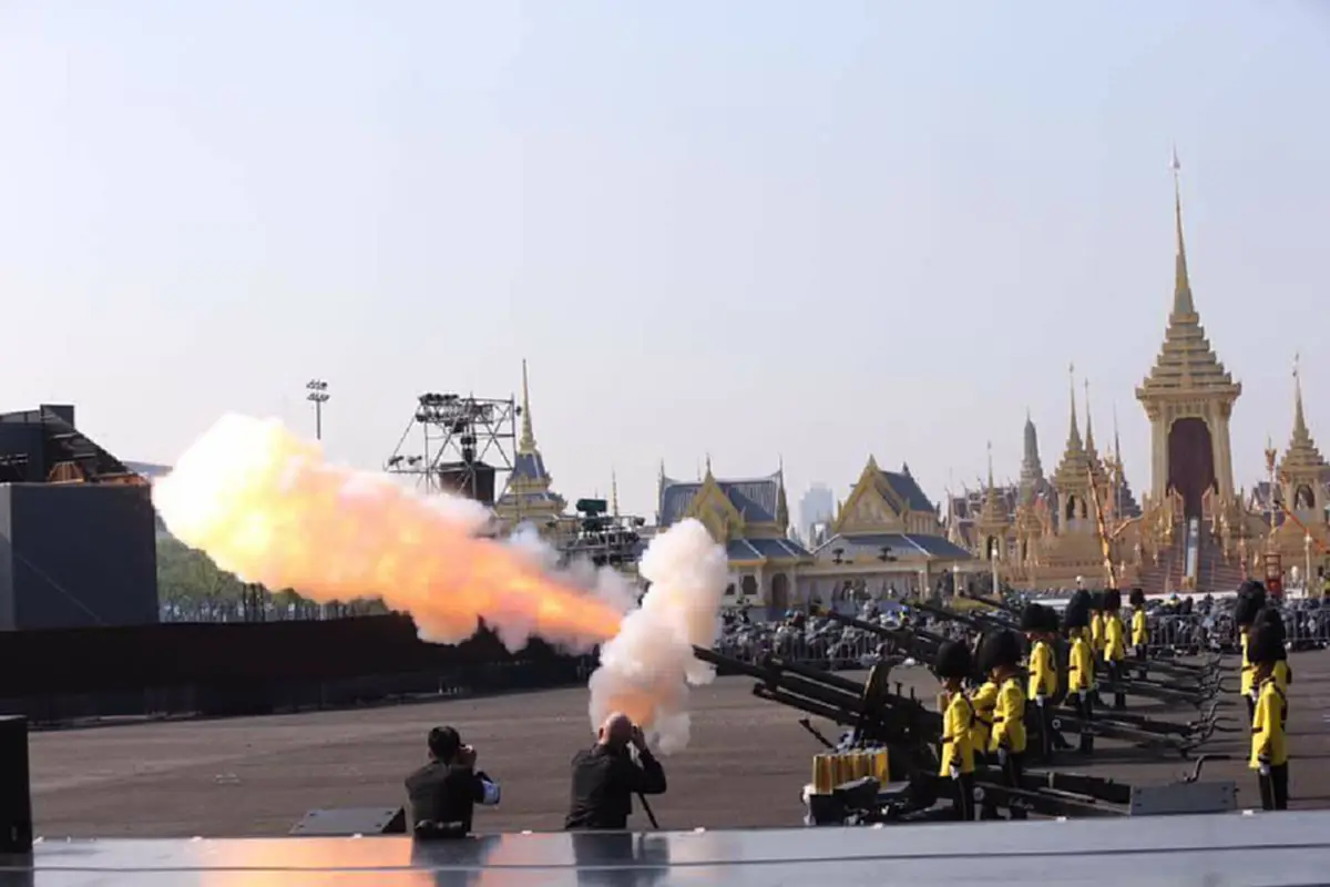 กัมปนาทกึกก้องไปทั้งแผ่นฟ้า แผ่นดิน!! ใจแทบขาดเมื่อเสียงยิงสลุตหลวง นัดแรกดังขึ้น ตอนอัญเชิญพระบรมโกศออกจากพระบรมมหาราชวัง !!