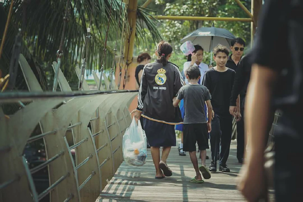 เห็นภาพน้ำตามันก็ไหล!! แม่ลูกไม่ผ่านจุดคัดกรองถวายดอกไม้จันทน์ หลังแต่งกายไม่เหมาะสม ก่อนจิตอาสาทำสิ่งที่ซึ้งกินใจ..ยิ้มตามกันทั้งโซเชียล!!