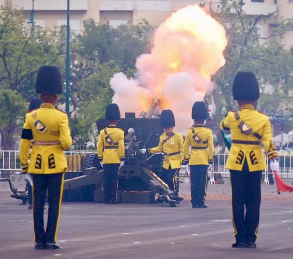 กัมปนาทกึกก้องไปทั้งแผ่นฟ้า แผ่นดิน!! ใจแทบขาดเมื่อเสียงยิงสลุตหลวง นัดแรกดังขึ้น ตอนอัญเชิญพระบรมโกศออกจากพระบรมมหาราชวัง !!